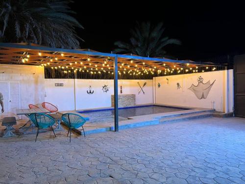 バイア・キノにあるConVal beach houseのパティオ(椅子2脚、テーブル、照明付)