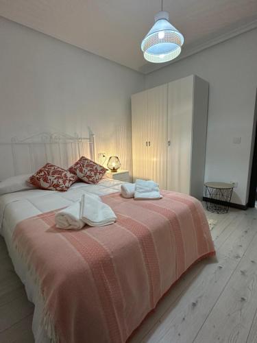 1 dormitorio con 1 cama grande y toallas. en Villa Sol en Avila