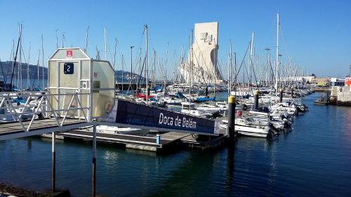 Un puerto deportivo con muchos barcos en el agua en Veleiro em Belém, en Lisboa