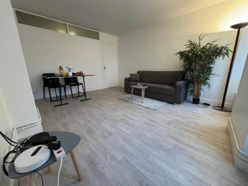 sala de estar con sofá y mesa en Appartement situé dans le 9ème arrondissement, à deux pas du Sacré-Coeur, en París