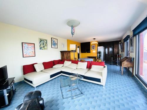 un salon avec un canapé et une table dans l'établissement Les Grenadines - Duplex vue mer avec parking en sous sol MAE-2014, à La Grande Motte