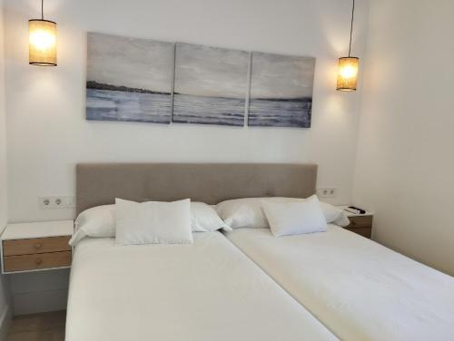 Un pat sau paturi într-o cameră la Apartamento 2 Habitaciones Sanlúcar la Mayor N-431 Sevilla-Huelva