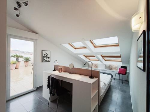 une chambre avec un lit et un bureau dans l'établissement Patio d'Azur toit terrasse haut de gamme 3 ch jacuzzi coeur de ville et plage, à Saint-Raphaël