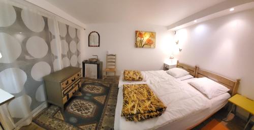 een kleine slaapkamer met 2 bedden en een televisie bij Les Nympheas in Crecy la Chapelle