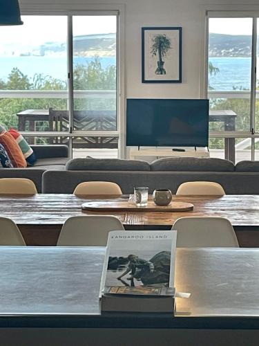 una mesa con un libro encima de una mesa en Seas The Day, en Emu Bay