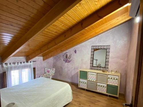 - une chambre avec un lit et un miroir mural dans l'établissement Chalet en Librilla, à Murcie