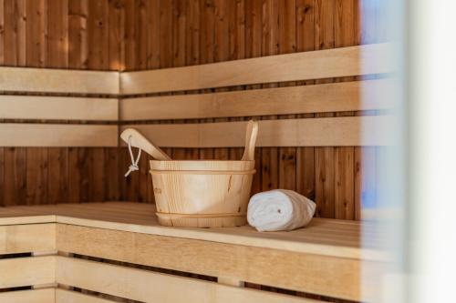 a sauna with a bucket and a towel at Chalet na Fialce in Albrechtice v Jizerských horách