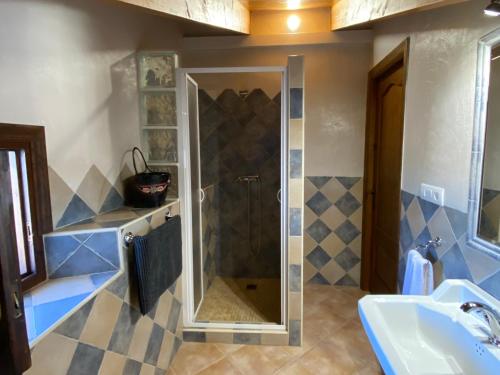 a bathroom with a shower and a sink at Chalet en Librilla in Murcia