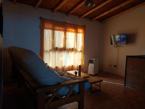 ein Wohnzimmer mit einer Couch und einem Fenster in der Unterkunft Depto del Centro in San Rafael