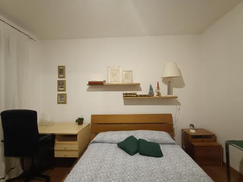 Casa di Ale في فيرونا: غرفة نوم بسرير مع مكتب وكرسي