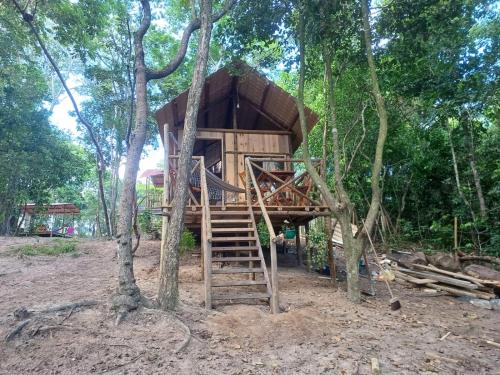 a tree house in the middle of the woods at RECANTO DO SENTIR, conexão com a natureza e muita paz. in Praia do Forte