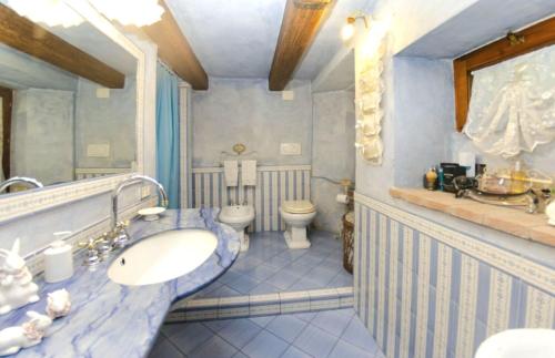 une salle de bain avec un lavabo et des toilettes dans l'établissement Casale Paola - Belcanto Villas, à Pietrasanta