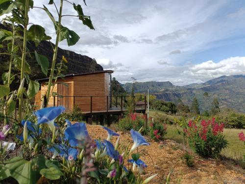 a house with a view of the mountains at Glamping Caelum. Refugio al aire libre, en Macheta Cundinamarca in Machetá