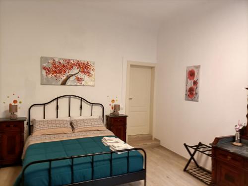 1 dormitorio con 1 cama y una pintura en la pared en Affittacamere Il Chiostrino Guest House, en Florencia