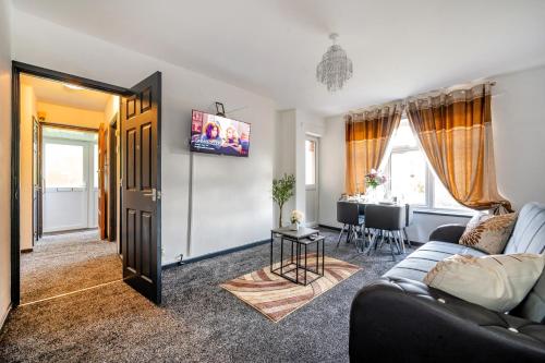 TV a/nebo společenská místnost v ubytování *RA26S* For your most relaxed & Cosy stay + Free Parking + Free Fast WiFi *