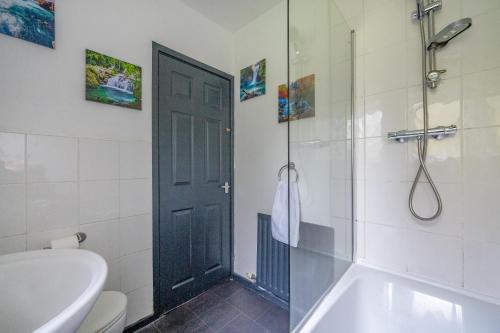 uma casa de banho com um chuveiro, um WC e um lavatório. em *RA26S* For your most relaxed & Cosy stay + Free Parking + Free Fast WiFi * em Adel