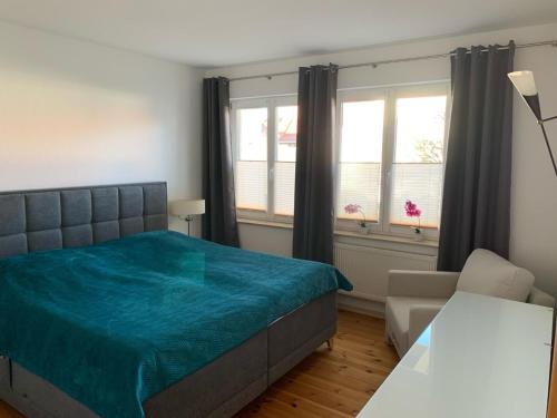 1 dormitorio con cama, sofá y ventanas en Bella Vita, en Gotha