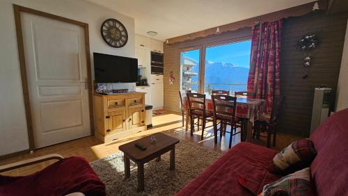 TV a/nebo společenská místnost v ubytování Appartement pieds des pistes, 6p, piscine ouverte pendant l'ouverture de la station, vue imprenable, Chamrousse