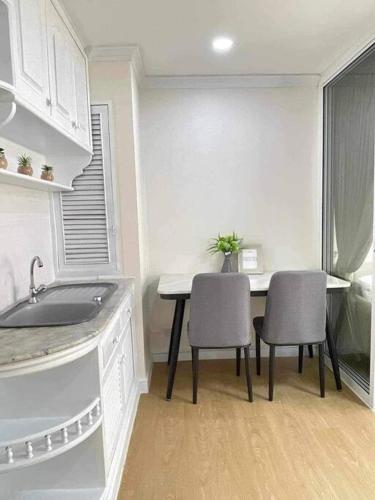 Dapur atau dapur kecil di Brand-New Condo 1BR(7F)Night Market &Nimman road