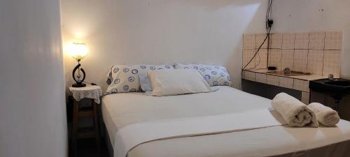 Hostal Somotepek في Somoto: غرفة نوم عليها سرير وفوط