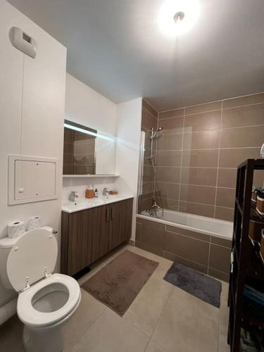 une salle de bain avec toilettes, lavabo et baignoire dans l'établissement Appartement lumineux Colombes JO 2024, à Colombes