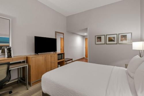 a hotel room with a bed and a flat screen tv at Holiday Inn Express Hershey-Harrisburg Area by IHG in Hershey