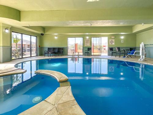 ein großer Pool mit blauem Wasser in einem Hotelzimmer in der Unterkunft Holiday Inn Express Hotel & Suites Ennis, an IHG Hotel in Ennis