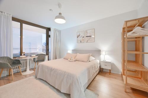Schlafzimmer mit einem Bett, einem Schreibtisch und einem Tisch in der Unterkunft Goodliving Apartments Studio mit Balkon & Netflix in Essen