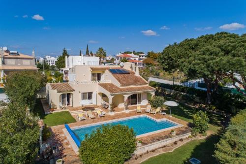 Bazén v ubytování Beach villa Casa de Amanhã 450 mts to the beach with beautiful garden and heated saltwater pool nebo v jeho okolí