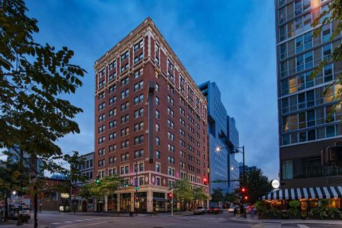 een hoog rood bakstenen gebouw in een stadsstraat bij Hotel Felix in Chicago