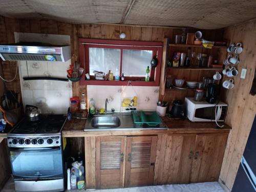 cocina pequeña con fregadero y fogones en el portal de laguna de zapallar ,maitencillo, en Zapallar