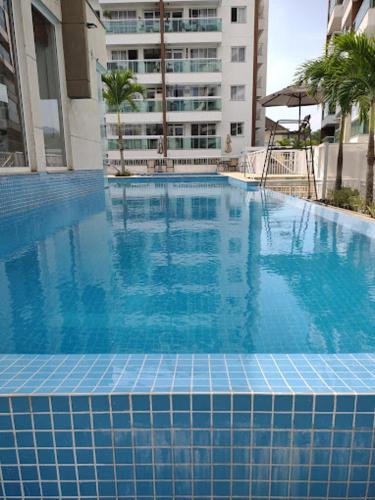 una gran piscina con azulejos azules en un edificio en Cobertura Recreio dos Bandeirantes, en Río de Janeiro