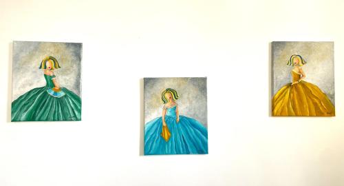 quatre peintures d'une femme en robe bleue dans l'établissement Madrid Centro, à Madrid