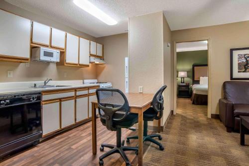 uma cozinha com mesa e cadeiras num quarto em Extended Stay America Suites - Arlington - Six Flags em Arlington