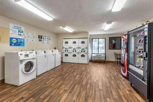 uma lavandaria com máquinas de lavar e secar roupa em Extended Stay America Suites - Arlington - Six Flags em Arlington