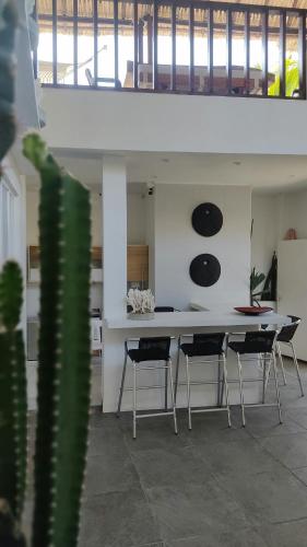 a dining room with a white table and chairs at Rincón del mar Veleros Hotel in San Onofre