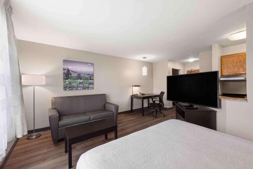 TV a/nebo společenská místnost v ubytování Extended Stay America Suites - St Louis - Fenton