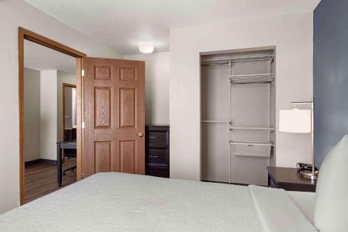 Postel nebo postele na pokoji v ubytování Extended Stay America Suites - St Louis - Fenton