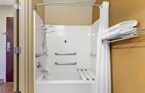 y baño con ducha y cortina blanca. en Extended Stay America Select Suites - Raleigh - RDU Airport en Morrisville