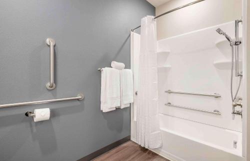 een badkamer met een douche en witte handdoeken bij Extended Stay America Premier Suites - Greenville - Spartanburg - I-85 in Duncan