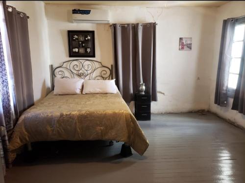 um quarto com uma cama com duas almofadas em Casa en La zona Centro de la Ciudad em Ciudad Juárez