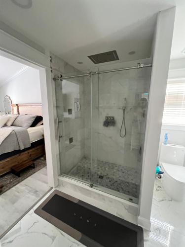 baño con ducha y puerta de cristal en Luxurious Remodeled Home Close To Charleston en Goose Creek