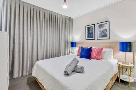 A bed or beds in a room at Charlotte Towers Brisbane & Resort Style Facilities