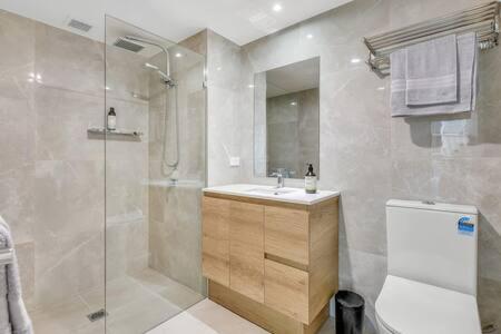 A bathroom at Charlotte Towers Brisbane & Resort Style Facilities