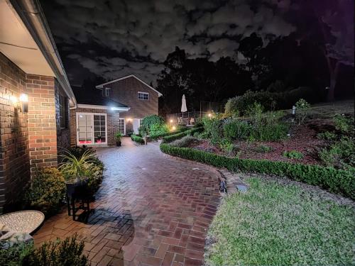 Ein Garten an der Unterkunft 4-bedroom Acre Retreat with Pool & Garden - Pets and Long Stays Welcome