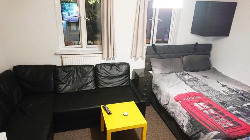 - un salon avec un canapé et un lit dans l'établissement 3- Room in central London, à Londres