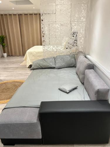 Ένα ή περισσότερα κρεβάτια σε δωμάτιο στο London charming bedroom flat