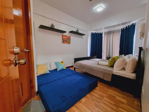 ein Wohnzimmer mit einem Bett und einem Sofa in der Unterkunft Newport's STAR in Manila