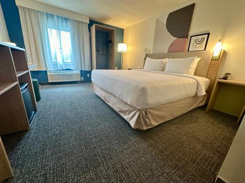 Postel nebo postele na pokoji v ubytování Spark By Hilton Fort Wayne