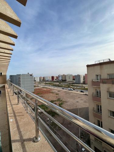 balkon z widokiem na miasto w obiekcie Appart matar w mieście Nador